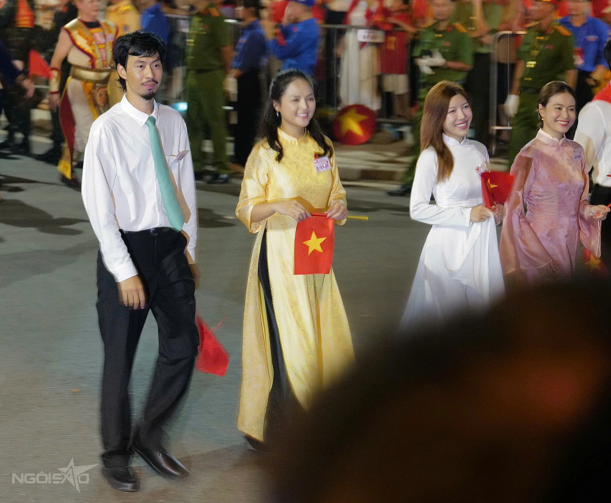 Đen Vâu, Thu Quỳnh, Trang Pháp, Hoàng Thùy Linh (từ trái qua) thuộc khối Văn hóa - Thể thao. Họ nhận được những tràng pháo tay cổ vũ nhiệt liệt từ người dân khi diễu hành trên phố. Ảnh: Ngọc Thành