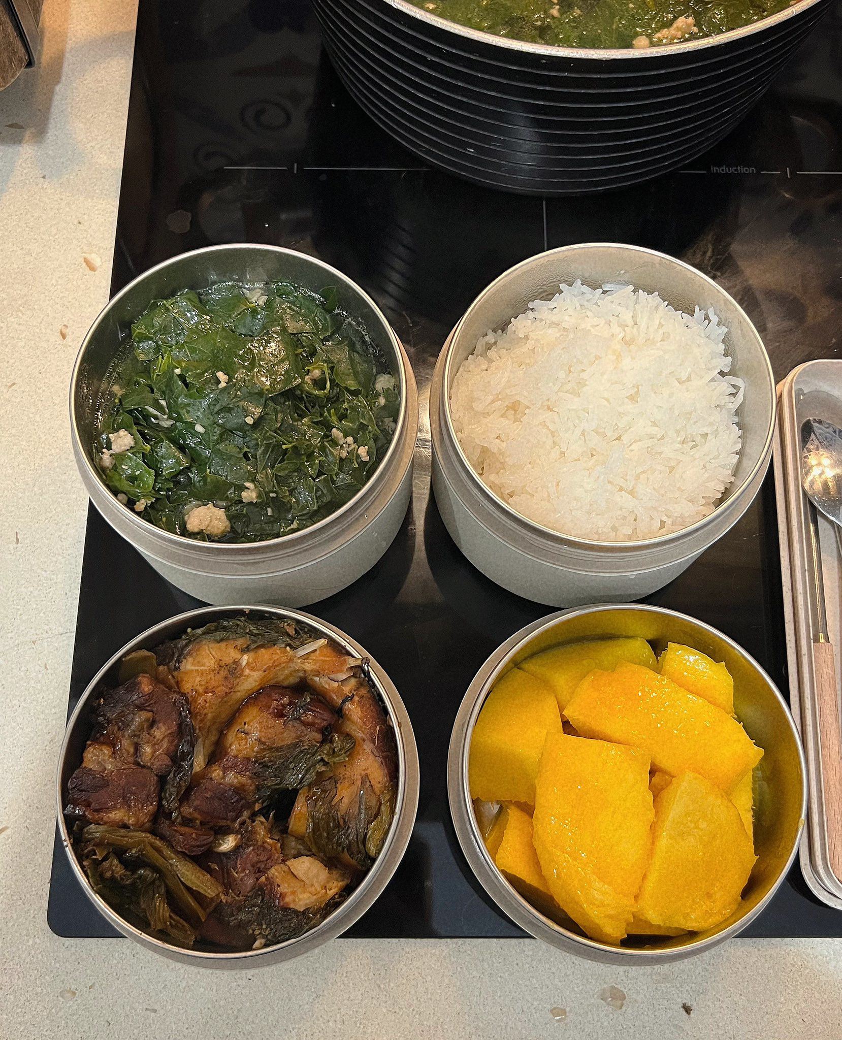&nbsp;Canh rau ngót nấu thịt - Cá kho dưa - Xoài&nbsp;