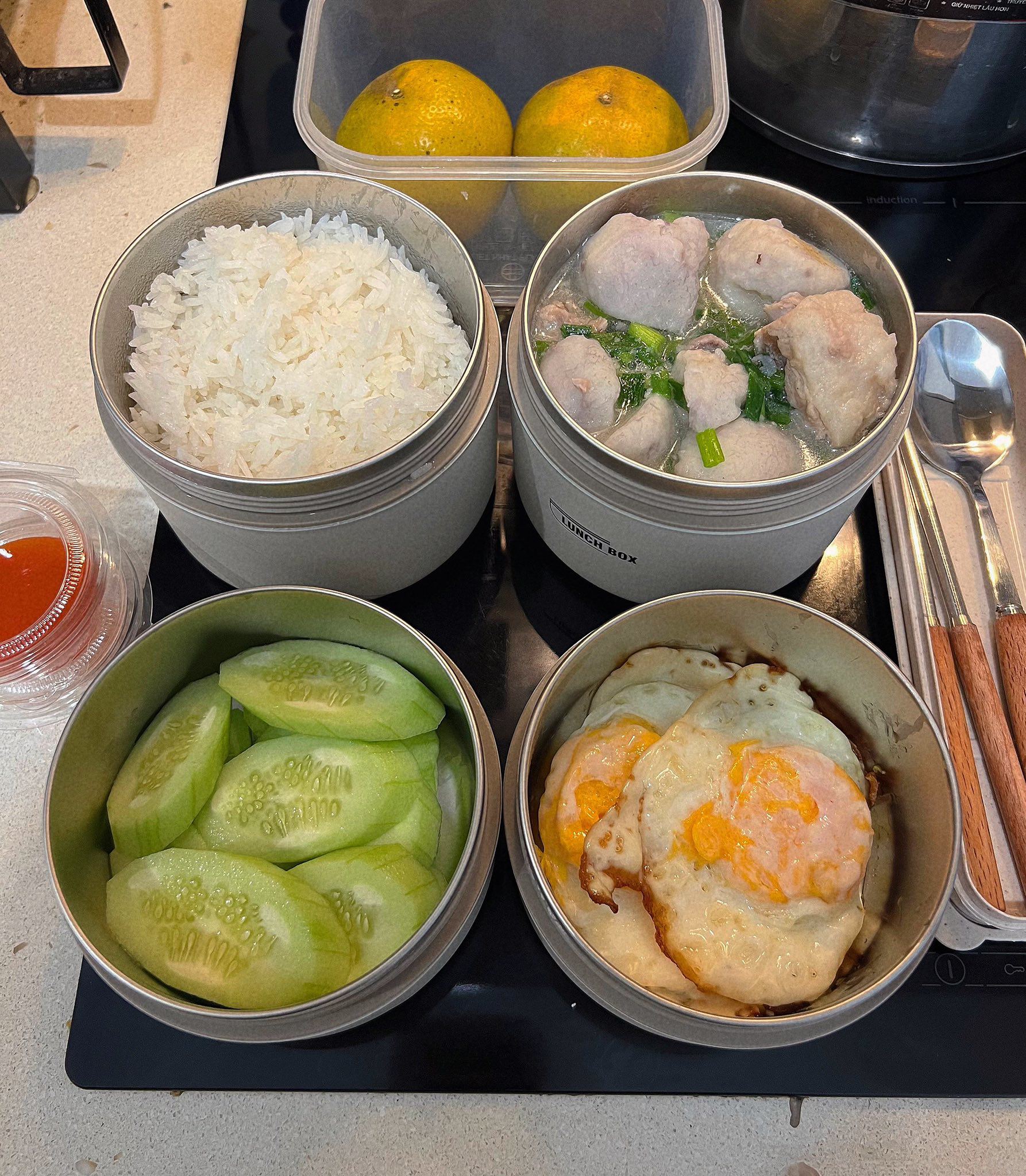 Canh sườn nấu khoai sọ - Trứng gà ốp - Dưa leo