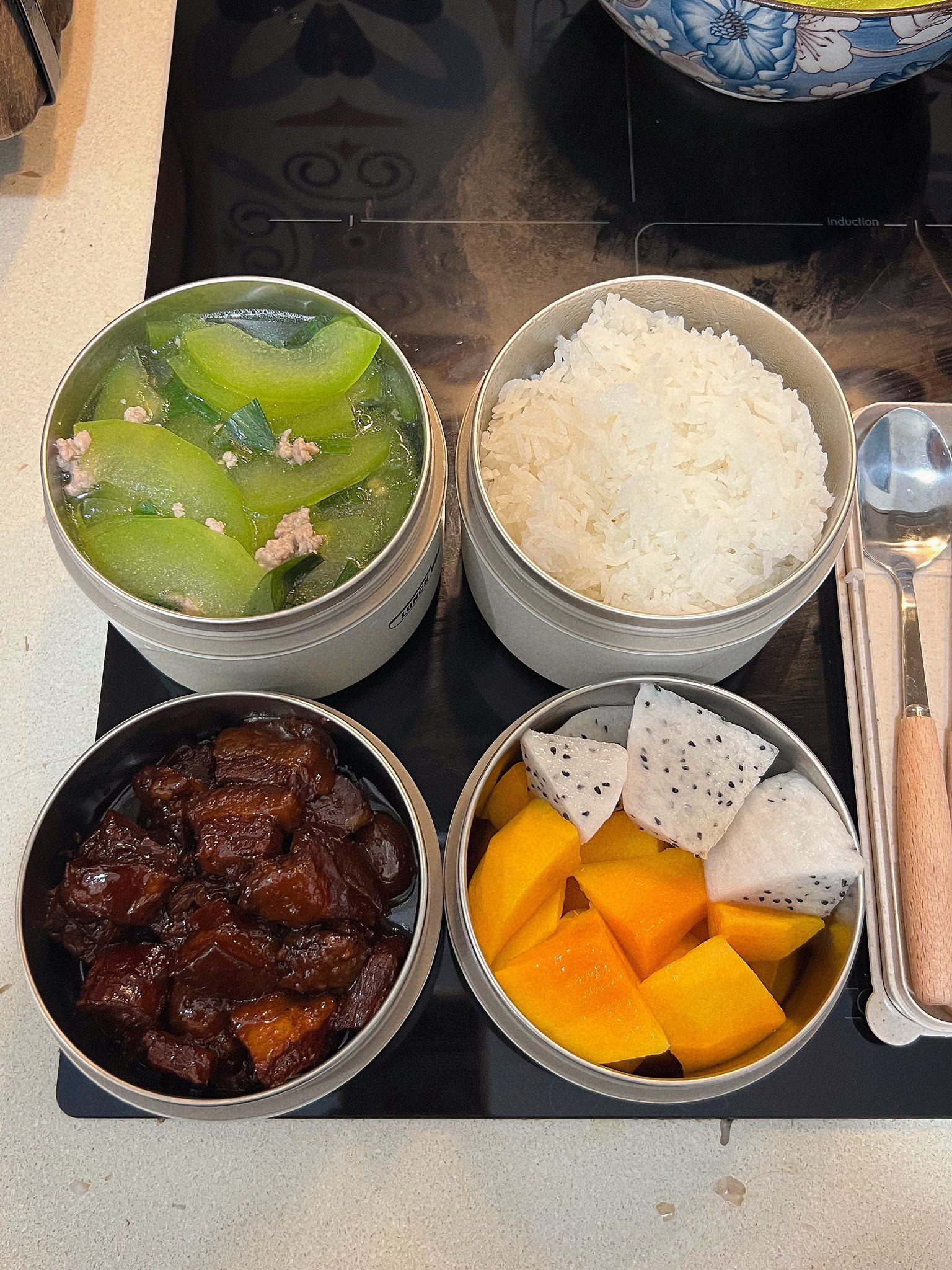 Canh bí xanh nấu thịt băm - Thịt kho tàu - Thanh long, xoài