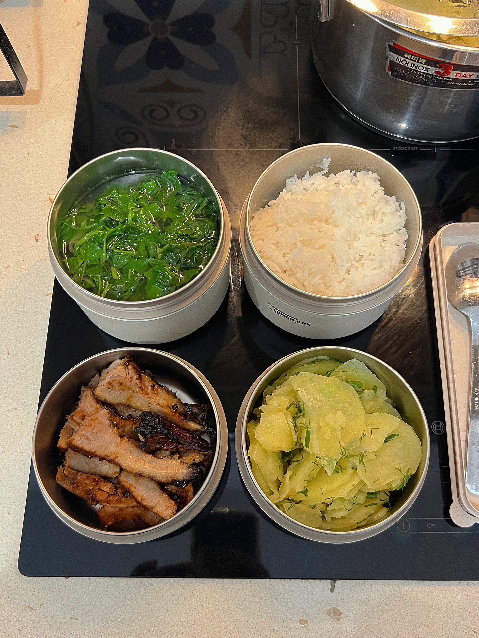 &nbsp;Canh mùng tơi - Khoai tây xào - Nọng heo nướng