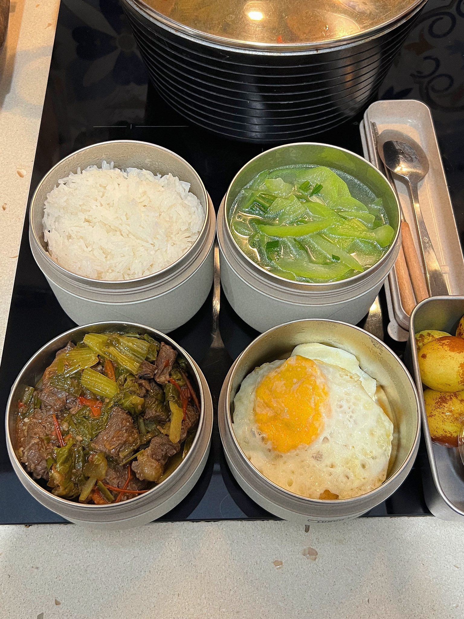 Canh bầu - Dẻ sườn bò nấu dưa chua - Trứng gà ốp la