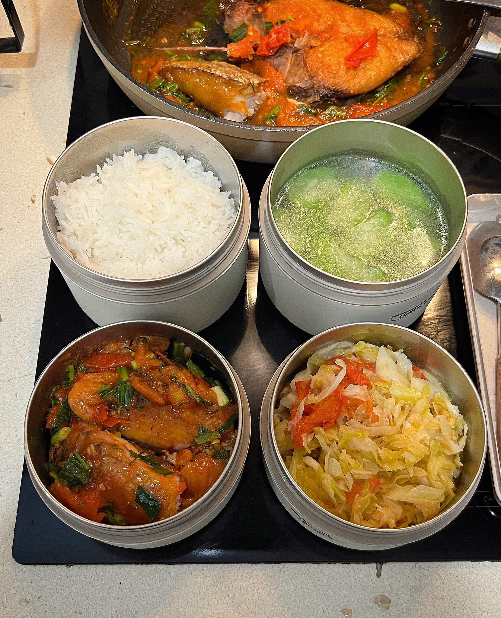 Canh mướp - Cá thu sốt cà chua - Bắp cải xào