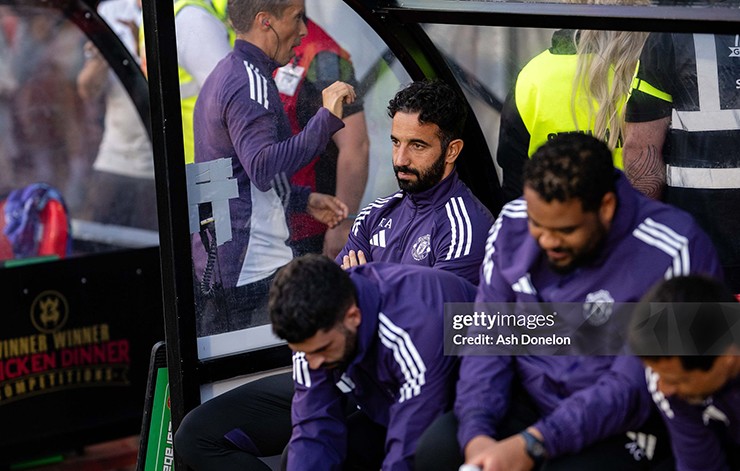 HLV Ruben Amorim cùng các cộng sự đối diện áp lực lớn tại Old Trafford