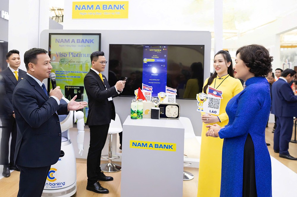 Bà Nguyễn Thị Hồng - Thống đốc NHNN (bìa phải) tham quan khu trải nghiệm Nam A Bank.