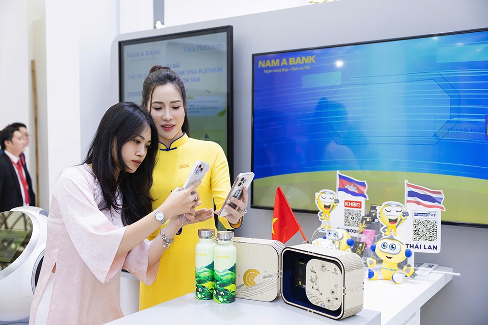 Khách tham quan gian hàng Nam A Bank tại triển lãm.