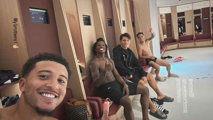 Sancho đăng ảnh cùng đội "bom nổ chậm" MU (ngoại trừ Lisandro Martinez)