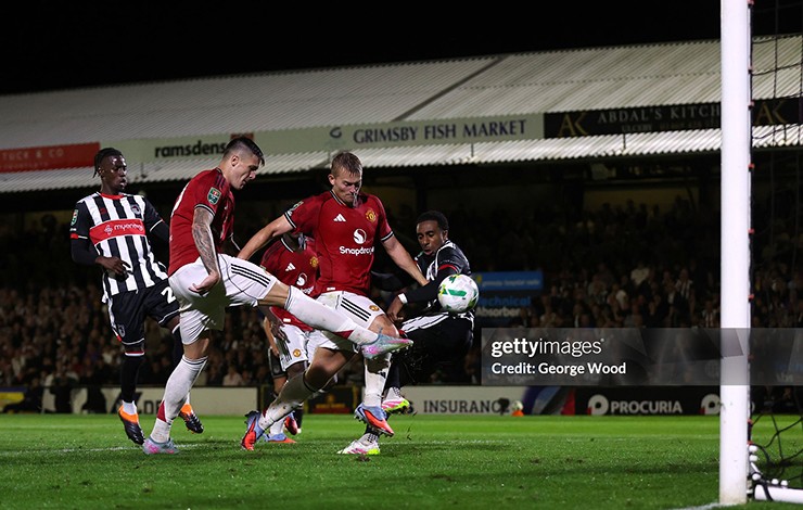 Tân binh 74 triệu bảng của MU mờ nhạt trước Grimsby Town