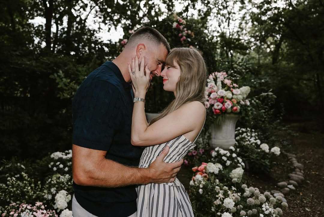 Taylor Swift và Travis Kelce đã chính thức bước vào kỷ nguyên đính hôn. 