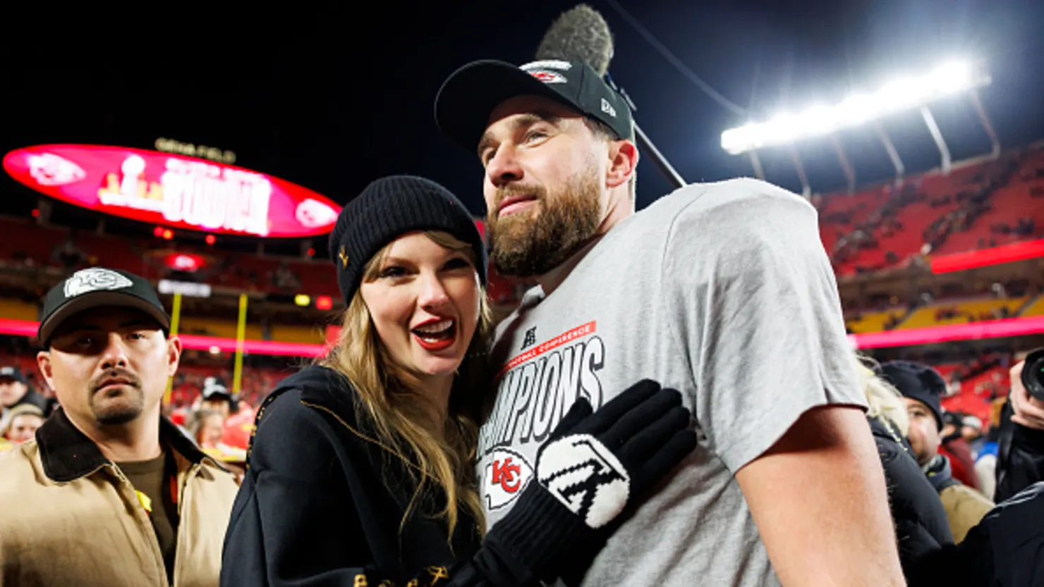 Tiền vệ biên Travis Kelce, số 87 của Kansas City Chiefs, ăn mừng cùng Taylor Swift sau trận chung kết bóng bầu dục AFC với Buffalo Bills, tại Sân vận động GEHA ở Arrowhead tại Kansas City, Missouri, vào ngày 26/1/2025.