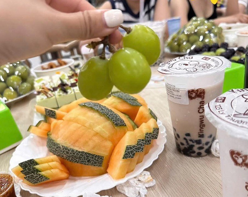 Một trong những quả nho sữa Hàn được bán cho chị Duyên với giá 1,5 triệu đồng/chùm.