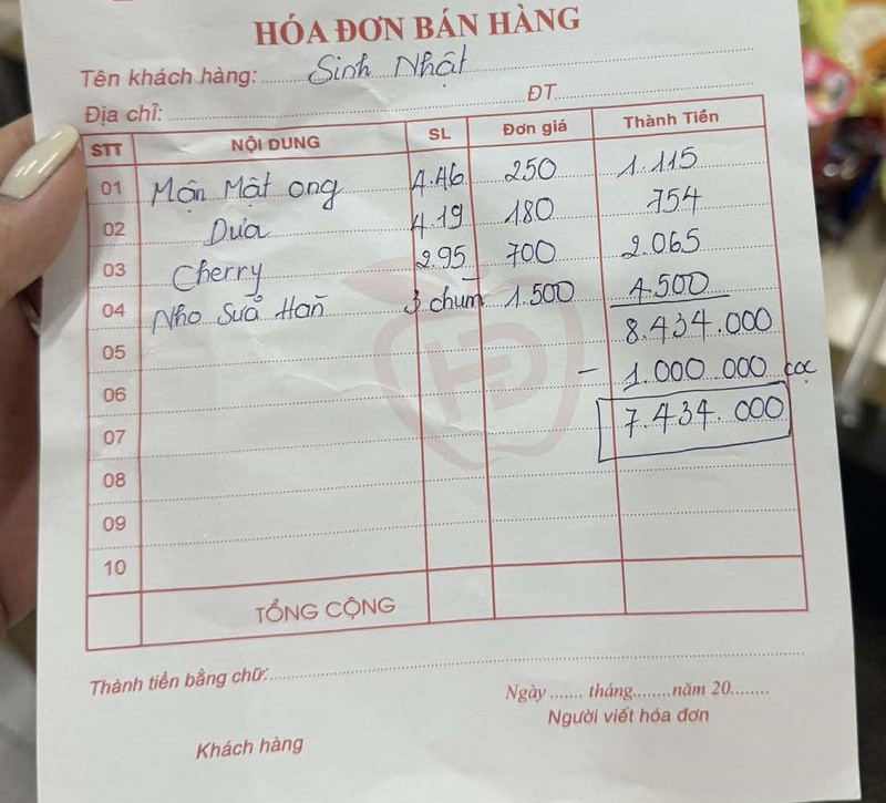Hoá đơn hoa quả có giá gần 8,5 triệu đồng, trong đó 1 triệu đồng chị đã đặt cọc từ trước.
