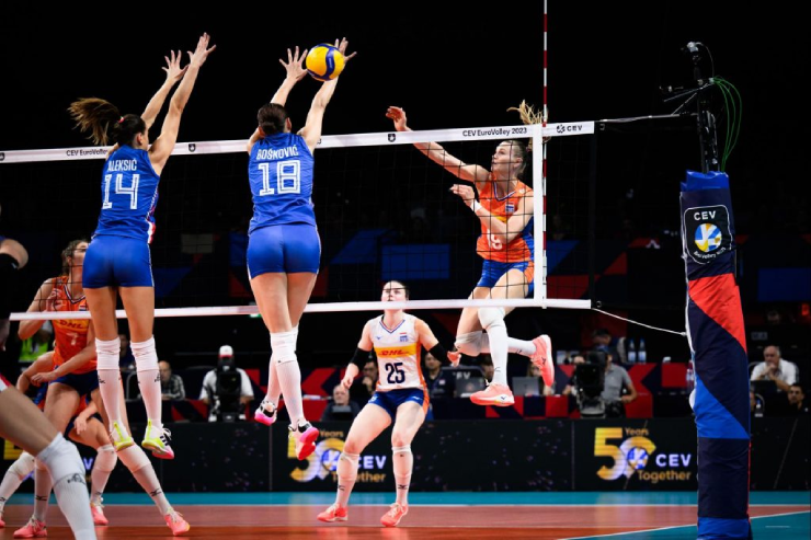 Hà Lan (áo cam) sẵn sàng tạo nên "cơn địa chấn" cho nhà đương kim vô địch Serbia (áo xanh)