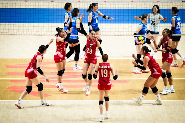 Thái Lan (áo đỏ) đấu Nhật Bản (áo xanh) trận đấu không thể bỏ lỡ ở vòng 1/8 giải bóng chuyền nữ thế giới