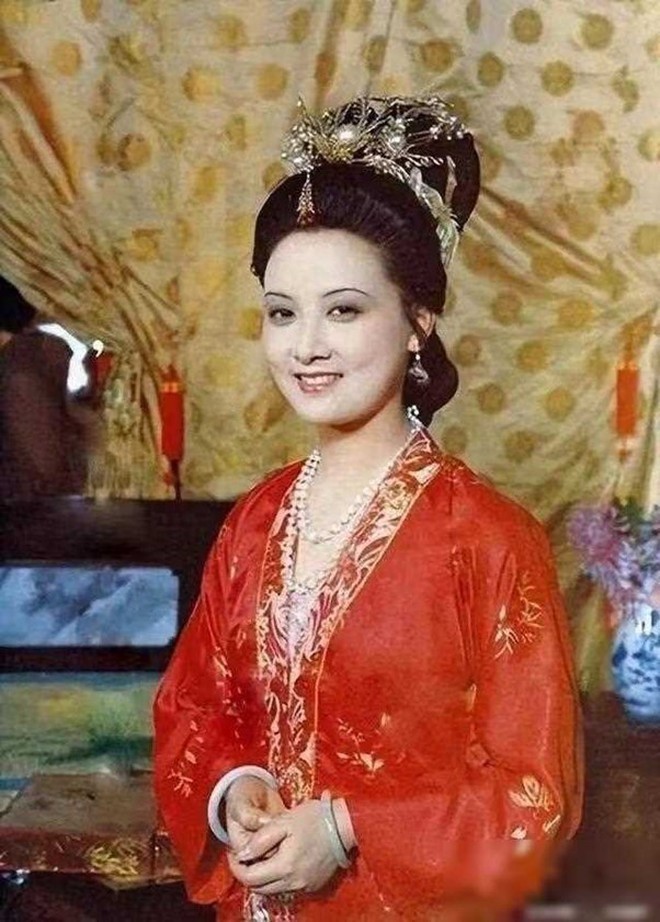 Đặng Tiệp xuất sắc khi vào vai Vương Hy Phượng trong "Hồng lâu mộng".