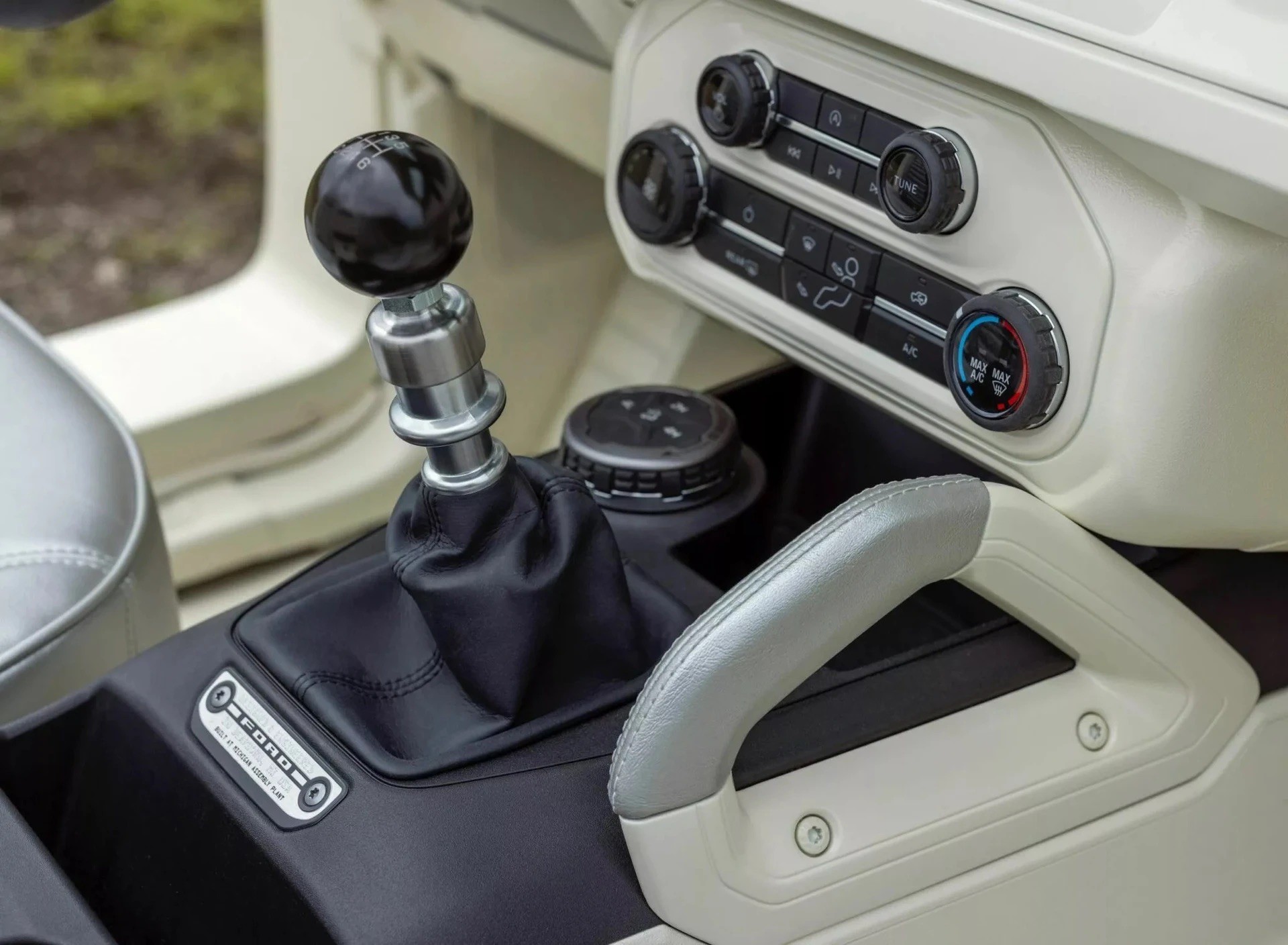 Ford Bronco được làm lại theo phong cách hoài cổ - 9