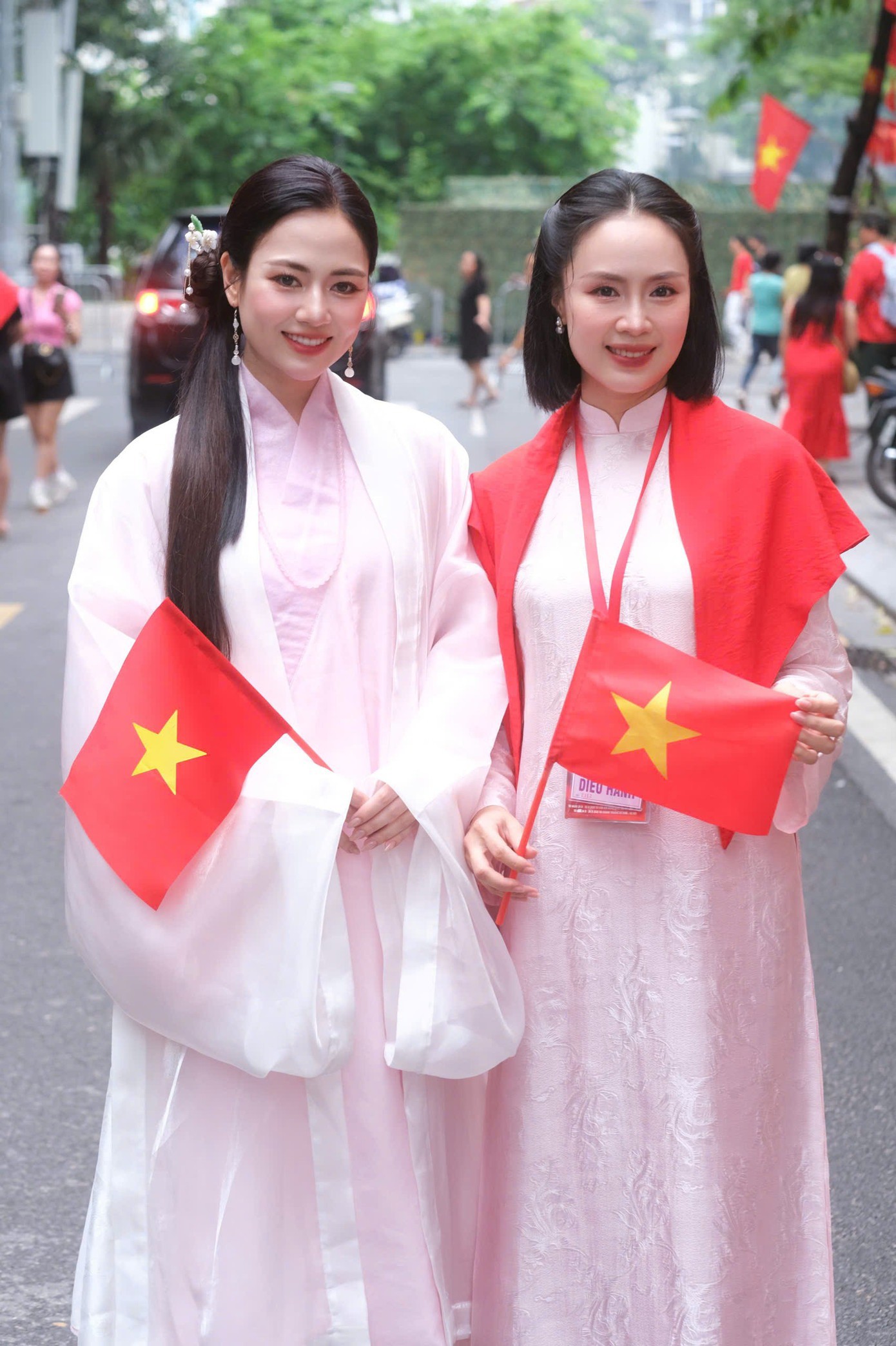 Đen Vâu, Hoàng Thùy Linh và xạ thủ Hoàng Xuân Vinh diễu hành ở Quảng trường Ba Đình - 11