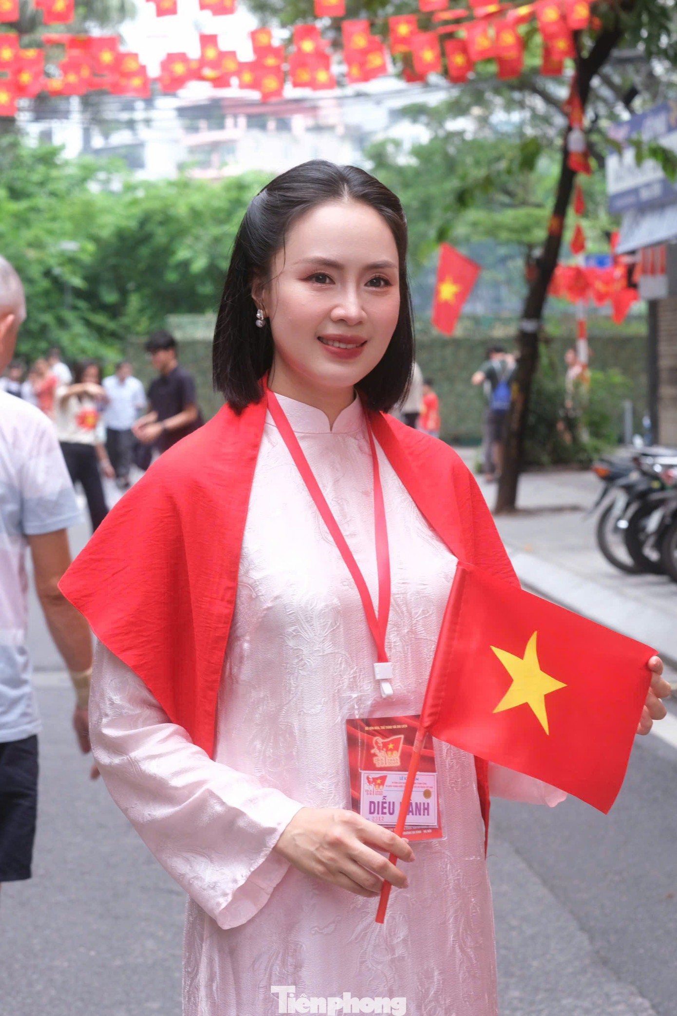 Hai nữ diễn viên phim giờ vàng khoe nhan sắc rạng rỡ. Diễn viên Hồng Diễm nói cô bất ngờ trước tình cảm của người dân quanh khu vực Quán Thánh, Cửa Bắc.