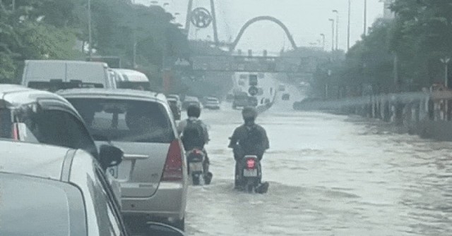Cảnh kỳ lạ ở Hà Nội, trời nắng ráo, ô tô vẫn bì...