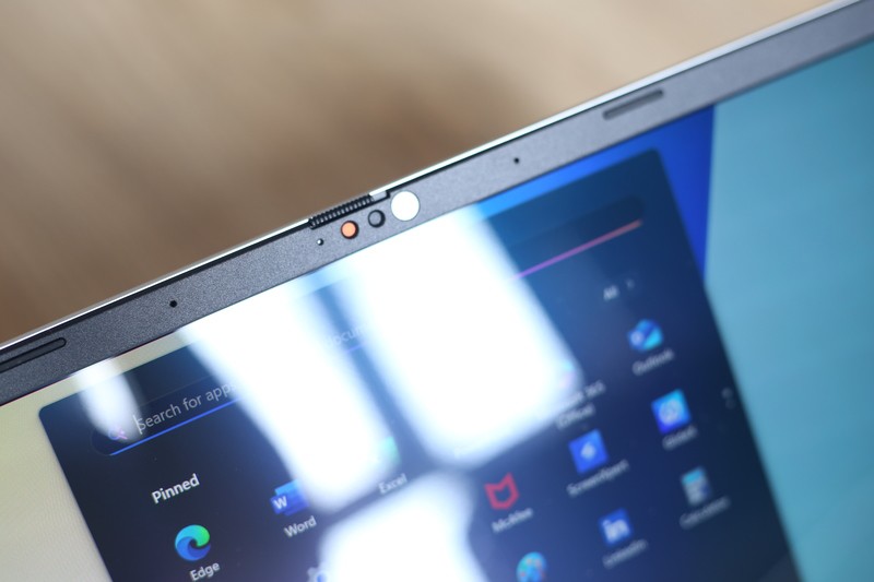 Vivobook S14 M3407KA với webcam có tấm che vật lý vừa phục vụ làm việc, học tập vừa bảo mật.
