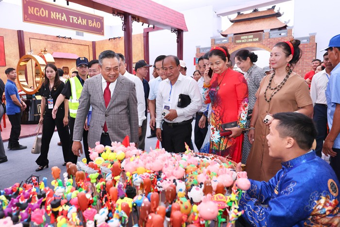 Ông Trần Sỹ Thanh - Chủ tịch TP, Hà Nội tham quan không gian trưng bày “Truyền thống và Sáng tạo Hà Nội 2025”