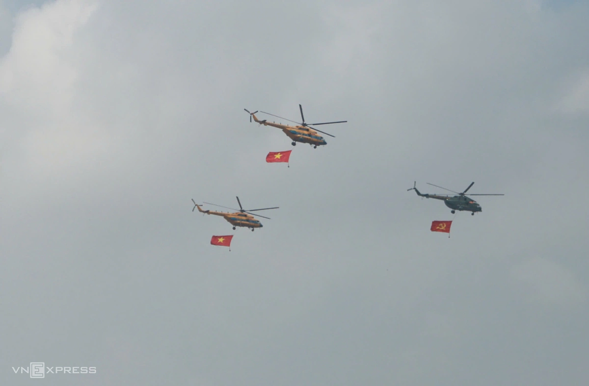 Đi đầu là trực thăng mang cờ Đảng. Ảnh: Võ Thạnh