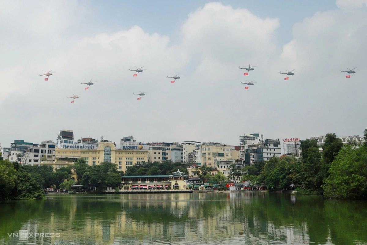 Biên đội trực thăng bay qua hồ Hoàn Kiếm tiến về quảng trường Ba Đình sáng nay. Ảnh: Võ Thạnh