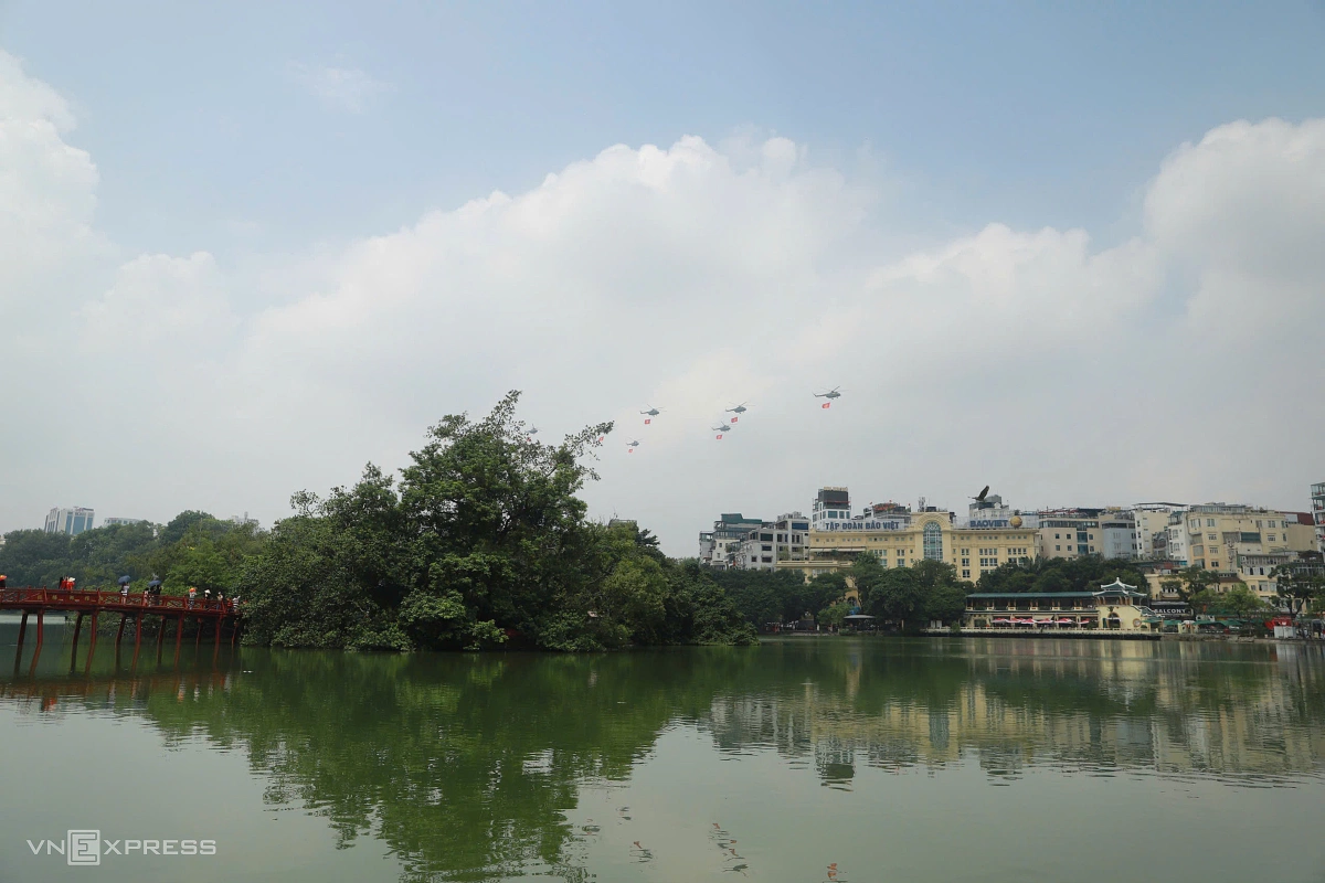 Trực thăng bay qua cầu Thê Húc, đình Trấn Ba trên hồ Hoàn Kiếm. Ảnh: Võ Thạnh