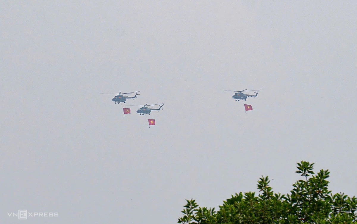 Sau khi kéo cờ Tổ quốc, cờ Đảng bay qua Ba Đình, trực thăng bay qua khu công nghệ cao Hòa Lạc về sân bay. Ảnh: Hoàng Giang