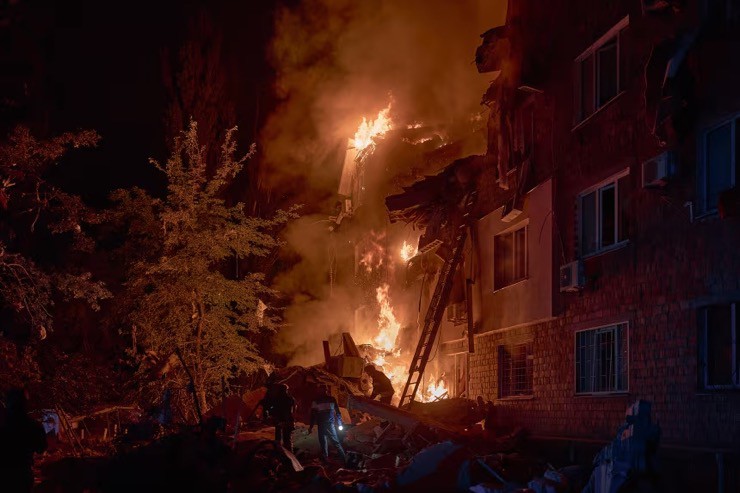 Một khu nhà bị hư hại do trúng tên lửa Nga ở Kiev. Ảnh: Libkos/Getty Images.