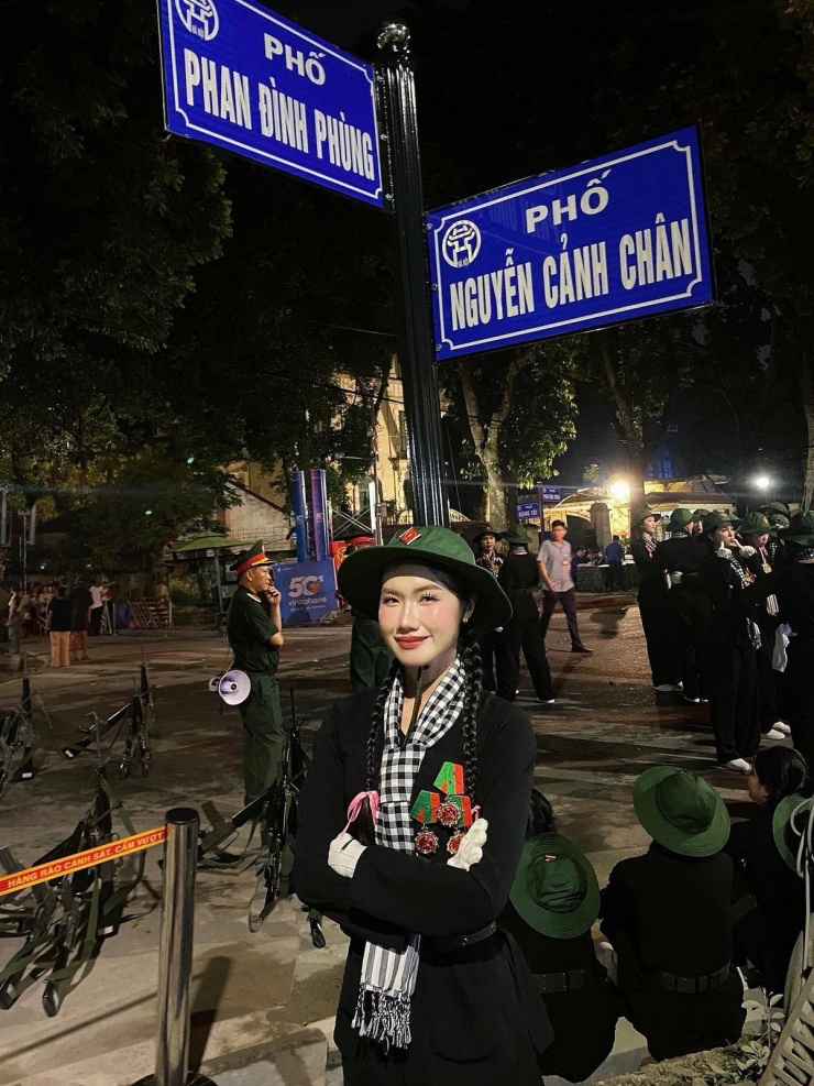 Mới đây, mạng xã hội chia sẻ hình ảnh về một nữ chiến sĩ tham gia khối nữ du kích miền Nam tại A80. Hình ảnh cô gái có vẻ ngoài nhỏ nhắn, xinh xắn nhưng vô cùng nghiêm trang và kiên cường đã thu hút không ít sự chú ý của netizen. (Ảnh: FBNV)