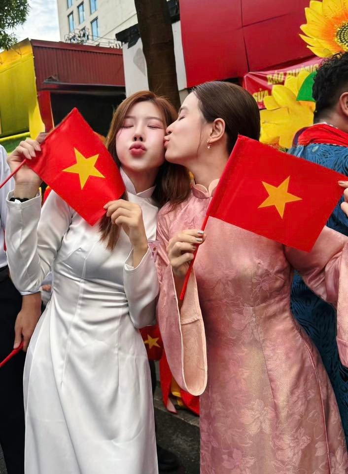 Trang Pháp chia sẻ một số hình ảnh hậu trường tại sơ duyệt cùng các đồng nghiệp.