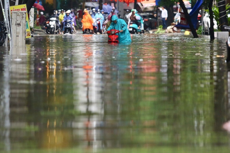 Mưa lớn tiếp tục bao trùm miền Bắc, miền Trung từ chiều tối và đêm nay (29/8).