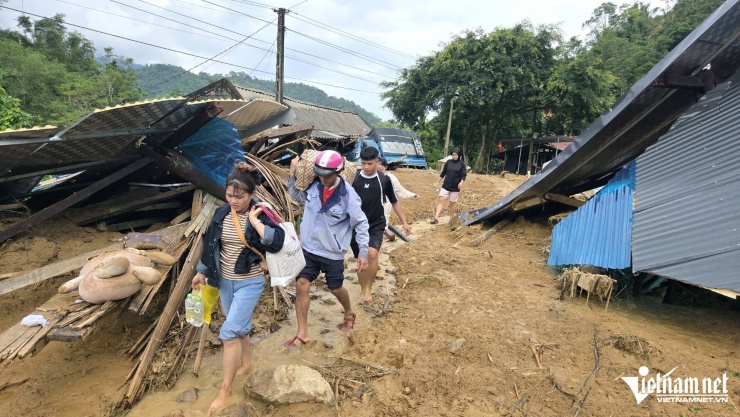 Ngời dân tìm nơi sơ tán. Ảnh: Lê Dương
