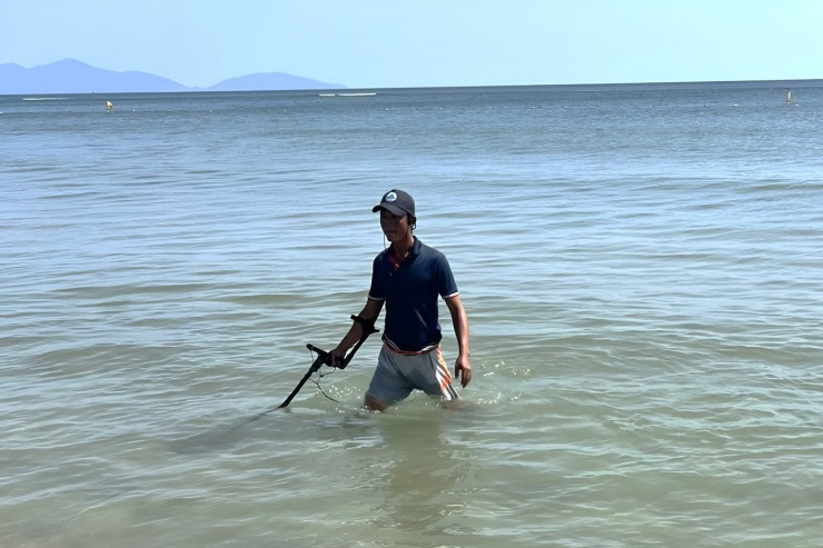 Anh Phan Thanh Trinh hỗ trợ rất nhiều du khách tìm lại tài sản thất lạc trên biển Đà Nẵng