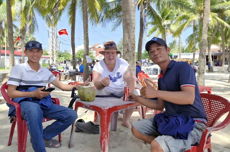 Anh Trinh như một đại sứ du lịch đặc biệt trên biển Đà Nẵng khi liên tục giúp đỡ du khách tìm vật quý