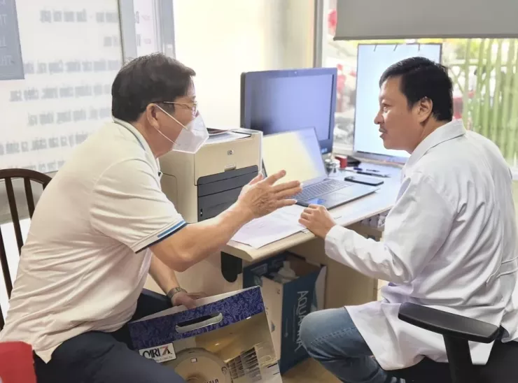 Bác sĩ khám bệnh cho người có công nhân dịp Quốc khánh 2-9. Ảnh: HẢI NHI