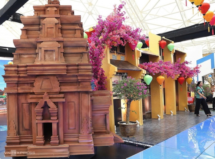 Gian hàng trưng bày của TP Đà Nẵng nổi bật với mô hình cầu Rồng dài gần 4 m được làm khá chi tiết so với phiên bản thực. Cầu nằm ở phía nam cầu sông Hàn, cách cầu sông Hàn khoảng 1,5 km. Cấu trúc cầu mô phỏng hình một con rồng đang uốn mình vươn ra phía biển.