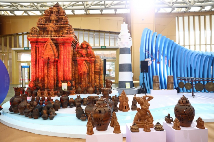 Mô hình quần đảo Trường Sa cùng cột mốc chủ quyền trước gian hàng của Khánh Hòa.