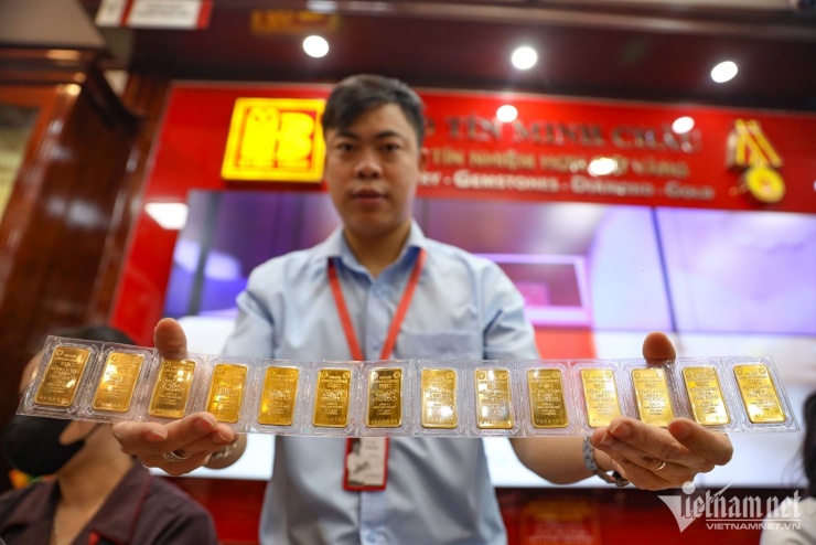 Trong ngắn hạn, tâm lý trú ẩn và nguồn cung trong nước hạn chế sẽ tiếp tục giữ giá ở mức cao. Ảnh: Chí Hiếu