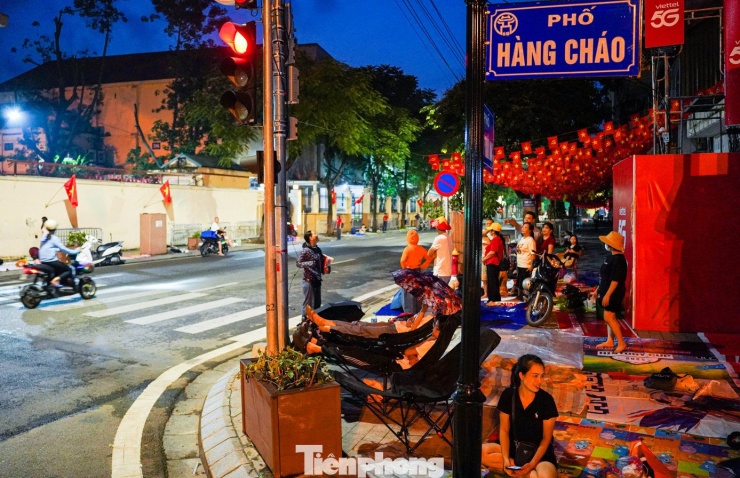 Xếp hàng giữ chỗ hơn một ngày để xem tổng duyệt diễu binh, diễu hành - 4