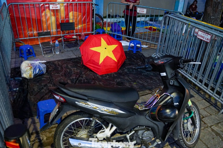 Xếp hàng giữ chỗ hơn một ngày để xem tổng duyệt diễu binh, diễu hành - 8