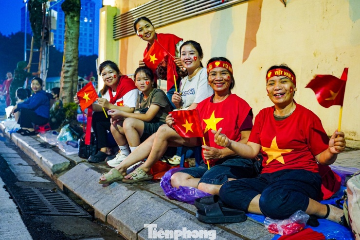 Xếp hàng giữ chỗ hơn một ngày để xem tổng duyệt diễu binh, diễu hành - 9