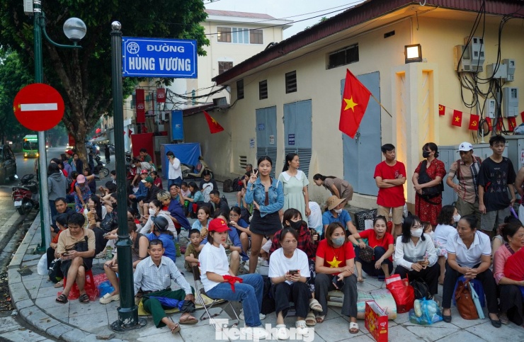 Xếp hàng giữ chỗ hơn một ngày để xem tổng duyệt diễu binh, diễu hành - 15