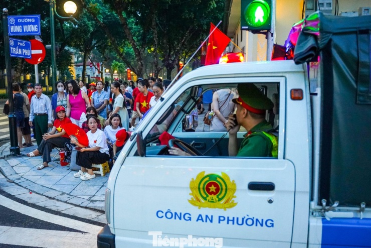 Xếp hàng giữ chỗ hơn một ngày để xem tổng duyệt diễu binh, diễu hành - 20