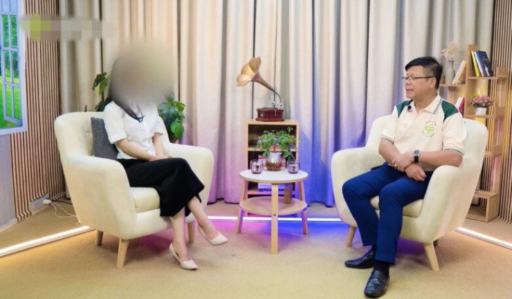 May mắn có vợ 2 xinh đẹp như hoa, chồng giữ chặt vợ trong nhà, không cho đi làm vì sợ mất - 2