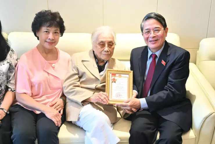 Phó Chủ tịch Quốc hội Nguyễn Đức Hải trao Kỷ niệm chương "Vì sự nghiệp Quốc hội" và quà lưu niệm của Chủ tịch Quốc hội Trần Thanh Mẫn tặng nguyên Phó Chủ tịch nước Nguyễn Thị Bình. Ảnh: Quốc hội