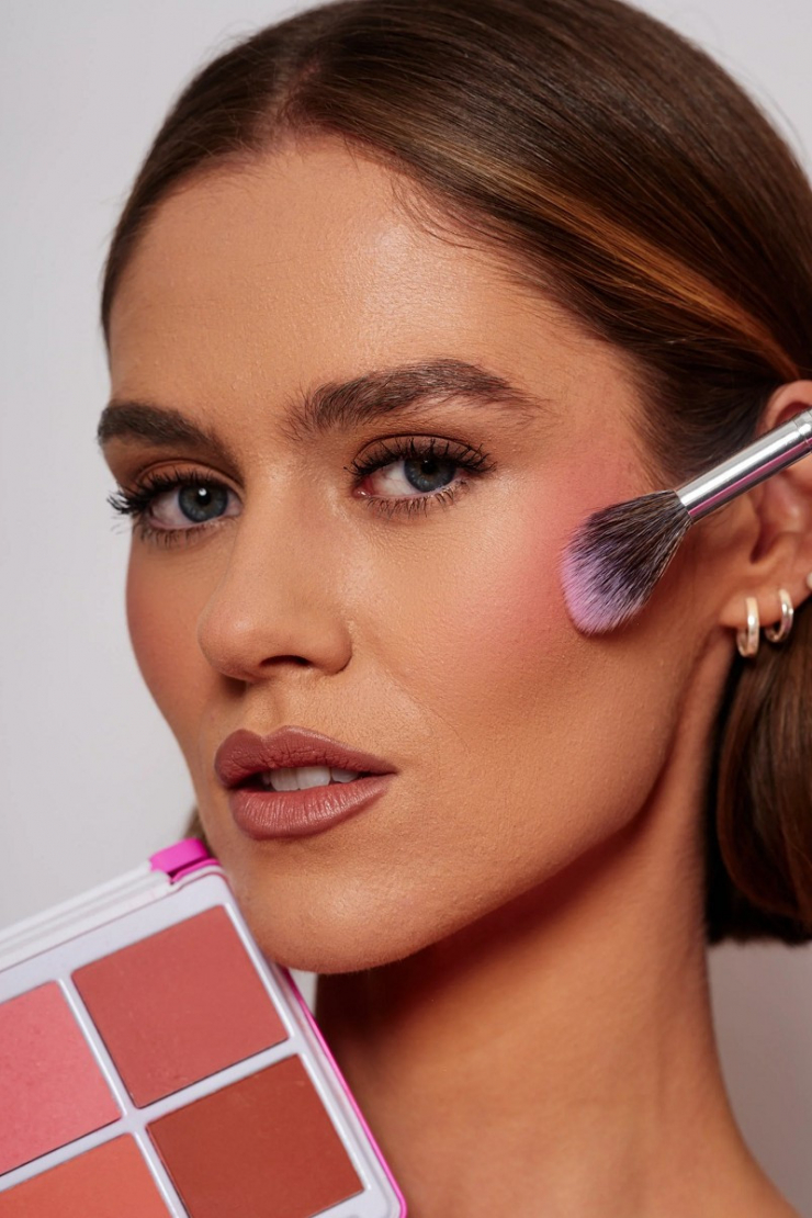 Đánh quá nhiều phấn má hồng và tạo khối sẽ khiến bạn trông già hơn. Hãy tránh xa những màu tối, đậm, chuyển sang chọn màu nude, hồng nhạt, san hô và hồng đào. Những màu này sẽ mang lại cho bạn vẻ ngoài tự nhiên và rạng rỡ.