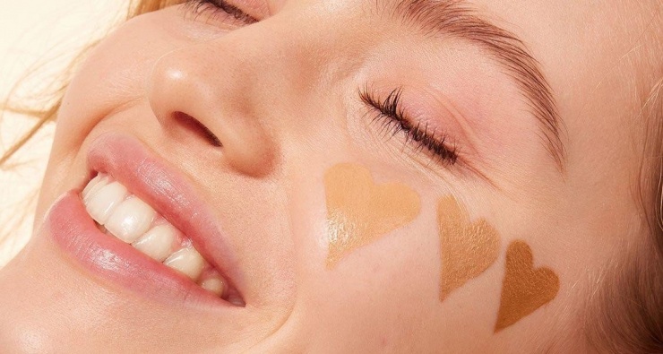 Hoặc bạn cũng có thể dùng kem dưỡng ẩm có màu, để kết hợp 2 bước vào 1 sản phẩm, vừa dưỡng ẩm, vừa làm đều màu da mà không gây cảm giác nặng nề.