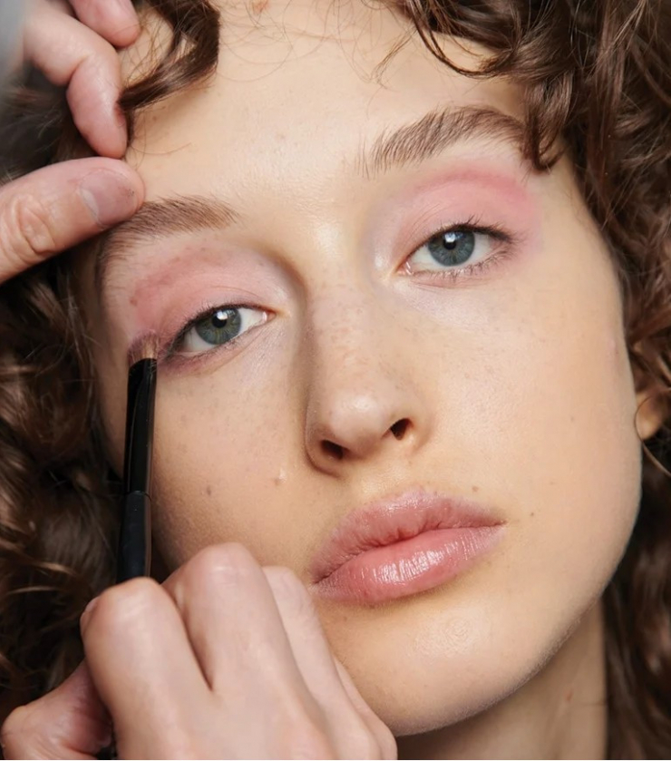 Đánh nhiều phấn mắt và dùng màu quá glowy cũng là một ý tưởng tồi với những ngày nắng nóng. Thay vào đó, chọn các tông màu pastel và phấn có kết cấu nhẹ nhàng để trang điểm mắt sẽ tạo nên vẻ ngoài tươi tắn và giản dị, phù hợp với thời tiết hơn. Ví dụ như tông màu hồng nhạt, beige và hồng đào là lý tưởng nhất.